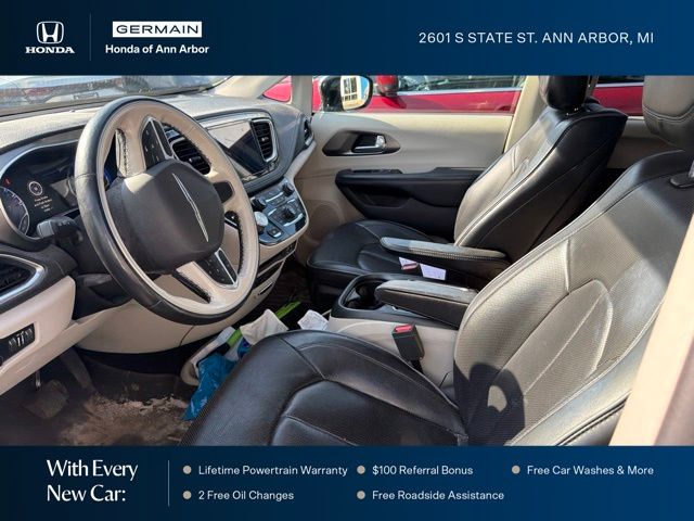 Used 2019 Brilliant Black Crystal Pearlcoat Chrysler Limited image 18