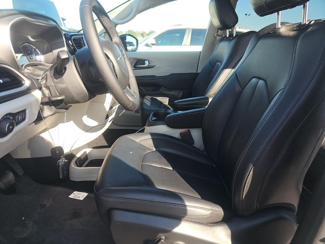 Used 2024 White Chrysler Select Road Tripper image 3