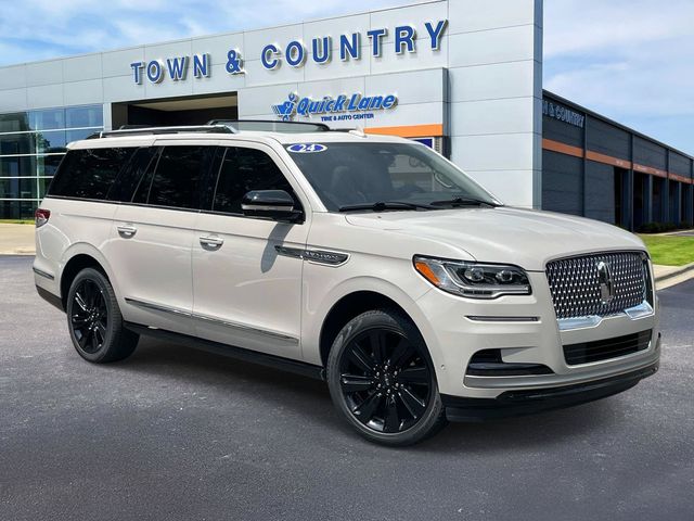 Ceramic Pearl Metallic Tri-Coat 2024 Lincoln Navigator SUV / Crossover Four-Wheel Drive Automatic