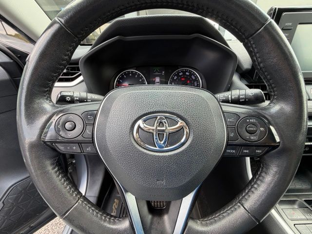 Used 2020 Silver Toyota XLE Premium image 11