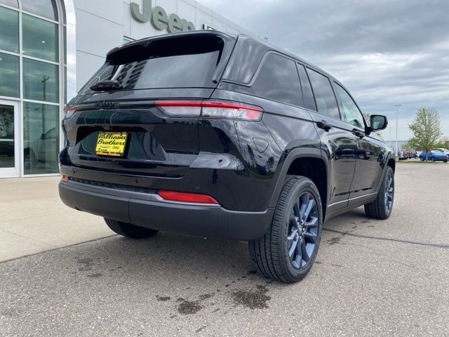 2026 Jeep Grand Cherokee - Diamond Black exterior view 4