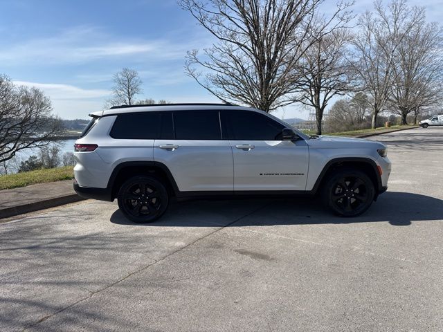 Used 2023 Silver Jeep Altitude image 9