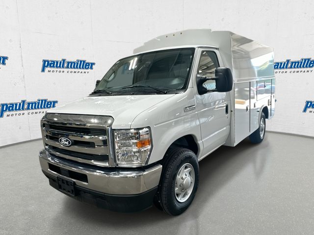 Oxford White 2026 Ford E-Series Chassis Pickup Truck Rear-Wheel Drive 6-Speed Automatic Overdrive