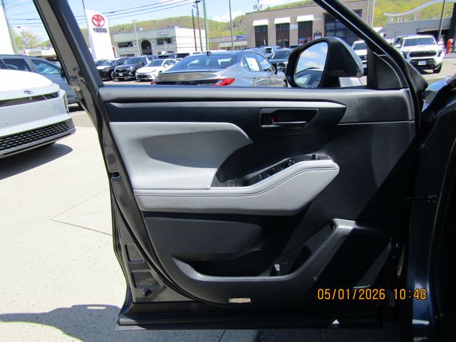 used 2023 Toyota Highlander car, priced at $33,999