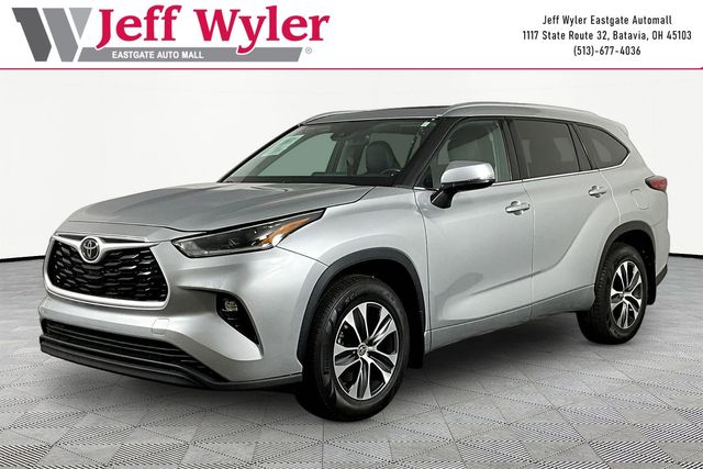 Silver 2021 Toyota Highlander XLE AWD SUV / Crossover All-Wheel Drive Automatic