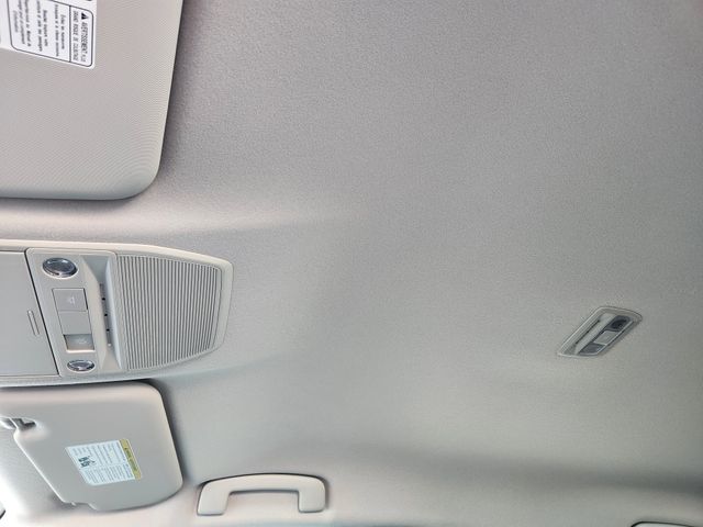 2025 Nissan Kicks SR photo 17
