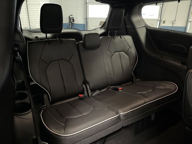 2025 Chrysler Pacifica Limited photo