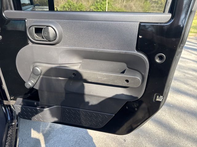 Used 2008 Black Jeep X image 10