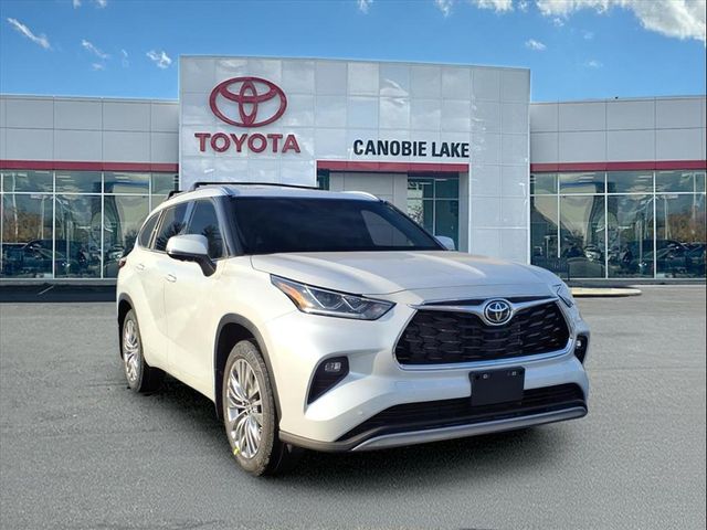 2026 Toyota Highlander Platinum's photo