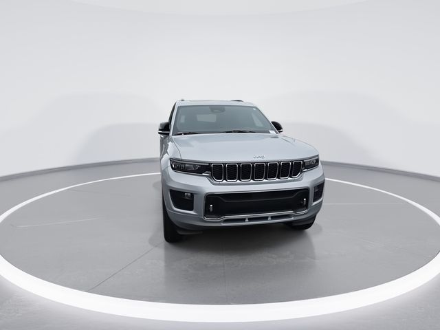 Used 2024 Silver Jeep Overland image 3