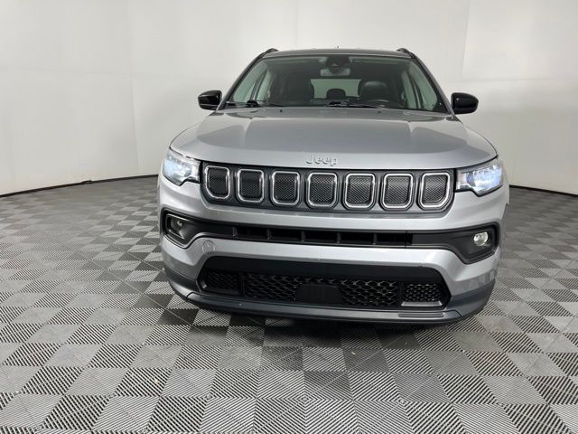 Certified Used 2022 Silver Jeep Latitude Lux image 3