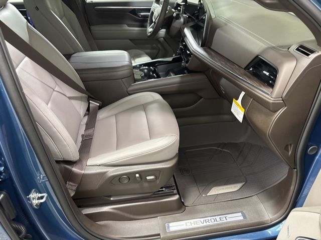 2025 Chevrolet Suburban LT photo