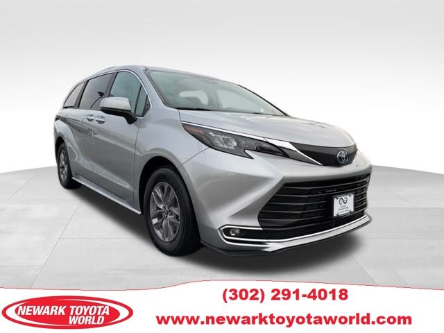 2024 Toyota Sienna XLE's photo