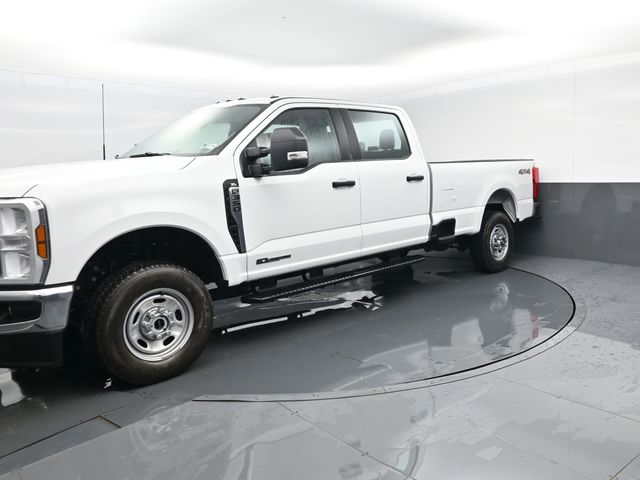 Oxford White 2025 Ford F-350 Super Duty Pickup Truck Four-Wheel Drive Automatic