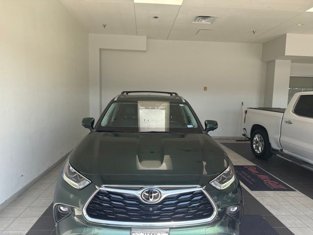 2024 Toyota Highlander Platinum  at Toyota of Victoria