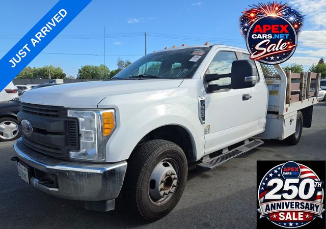 Oxford White 2017 Ford F-350 Super Duty Chassis XL SuperCab DRW RWD Pickup Truck 4X2 6-Speed Automatic