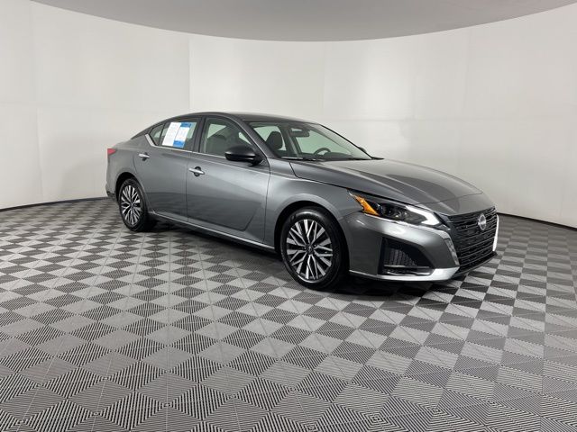 2024 Gun Metallic Nissan Altima 2.5 SV Sedan