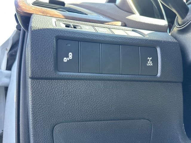 Used 2018 White Hyundai 2.4 Base image 31