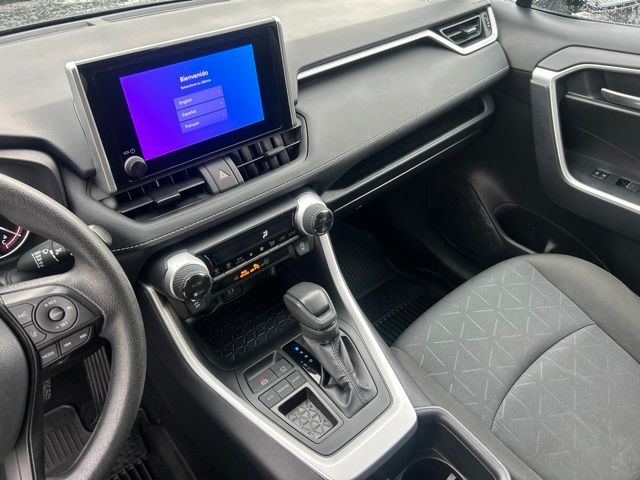 2025 Toyota RAV4 XLE - Photo 32