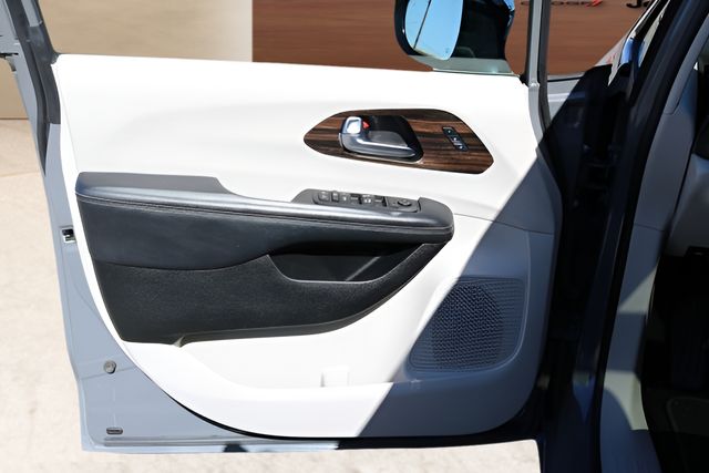 Used Car 2023 Chrysler Pacifica  Limited For Sale Under $35,000 In Austin, Texas