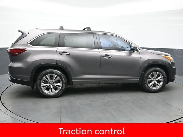 2016 Toyota Highlander LE Plus V6 8