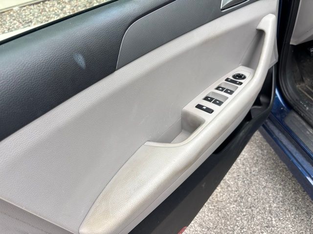 Used 2019 Lakeside Blue Hyundai SE image 14
