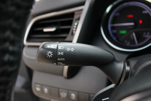 Used 2019 White Toyota SE image 7