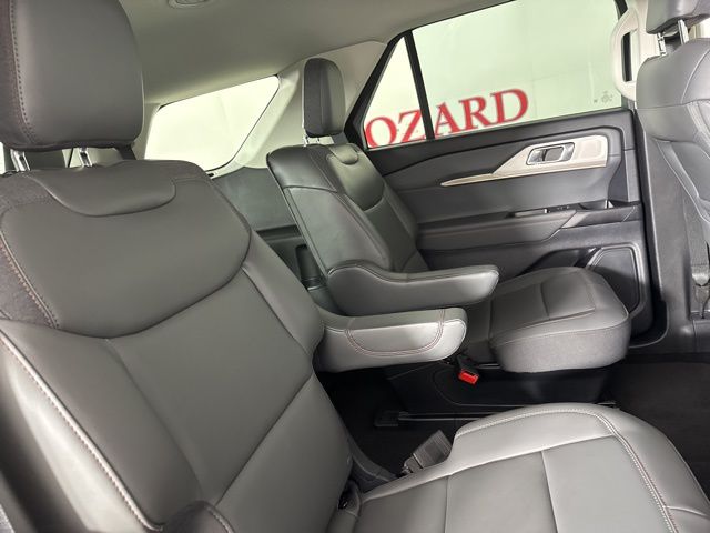2025 Space White Metallic Ford Explorer Active RWD SUV