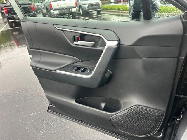 2025 Toyota RAV4 XLE - Photo 29