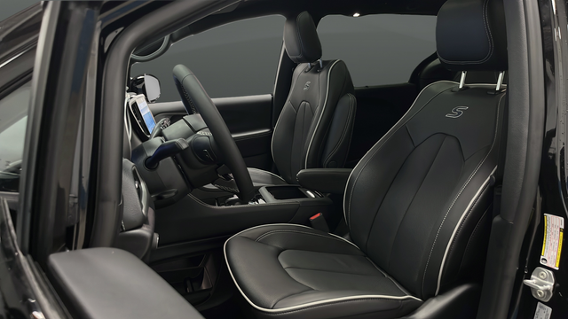New 2027 Diamond Black Crystal Pearlcoat Chrysler Limited image 9