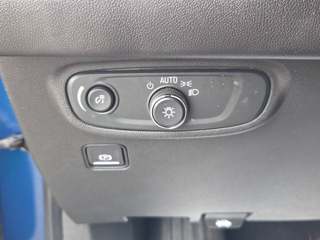 Used 2020 Blue GMC SLE image 25