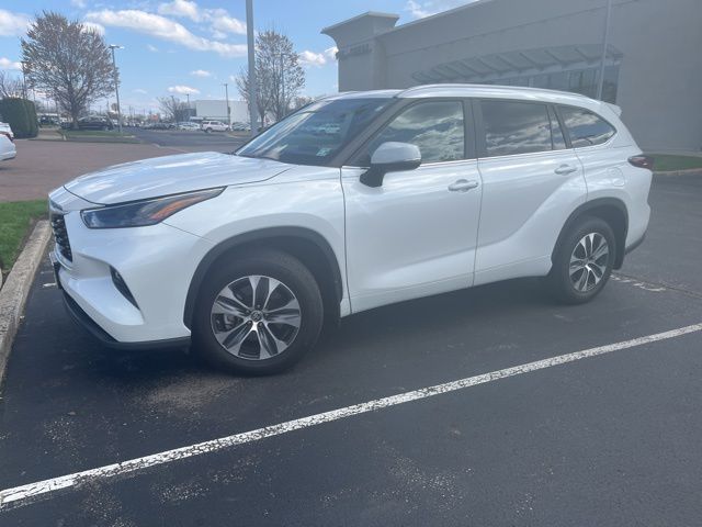 White (Wind Chill Pearl) 2024 Toyota Highlander XLE AWD SUV / Crossover All-Wheel Drive 8-Speed Automatic