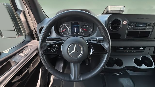 Used 2025  Mercedes-Benz Cargo 144 WB image 13