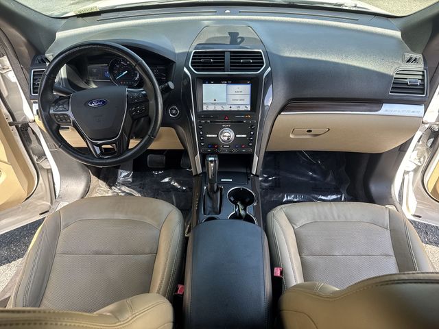 Used 2017 White Ford Limited image 9