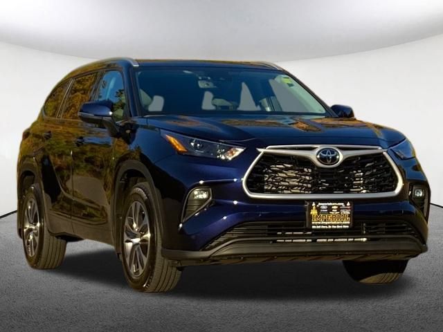 2022 Toyota Highlander XLE 2