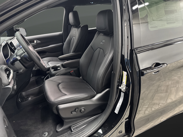 New 2026 Diamond Black Crystal Pearlcoat Chrysler Select image 4