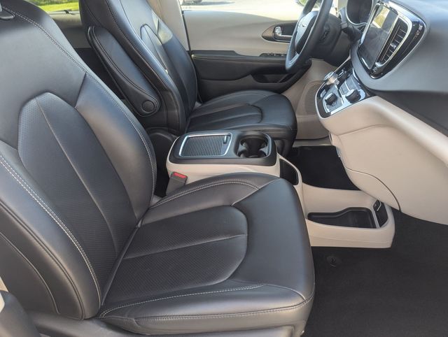 Used 2024 Silver Mist Clearcoat Chrysler Touring L image 28
