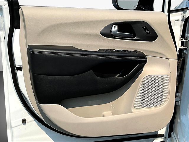 Used 2024 Chrysler Pacifica Van