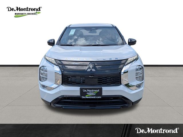2026 Mitsubishi Outlander LE White at North Houston Mitsubishi