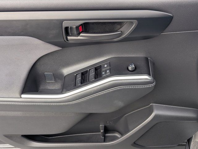 2025 Toyota Highlander LE - Photo 19