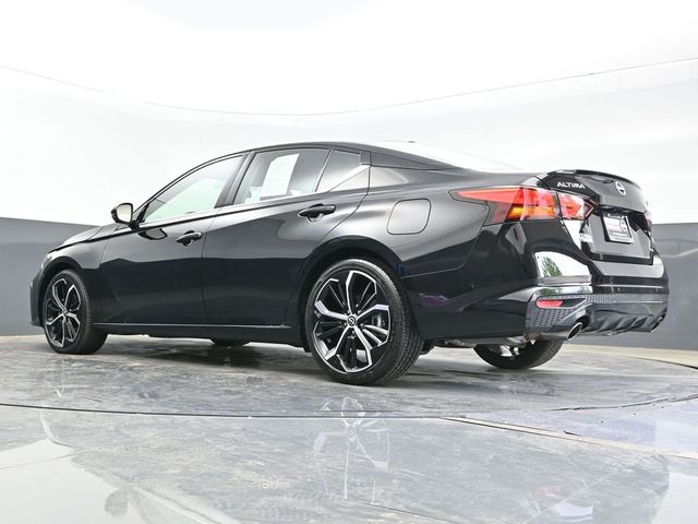 2024 Super Black Clearcoat Nissan Altima 2.0 SR FWD Sedan