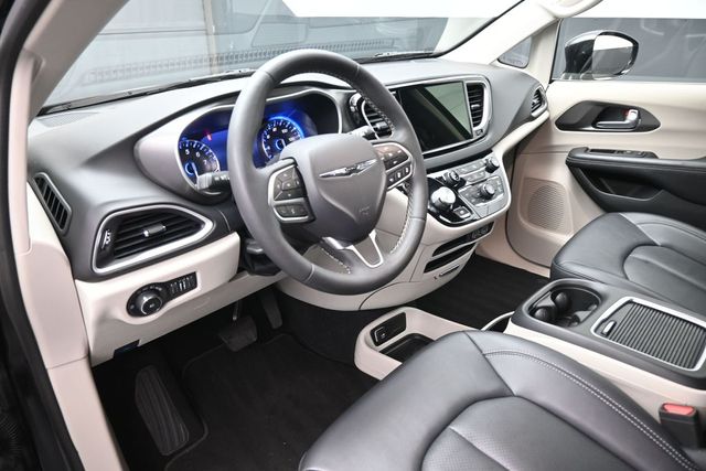 Used 2024 Chrysler Pacifica Van