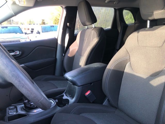 Used 2020 White Jeep Latitude image 9