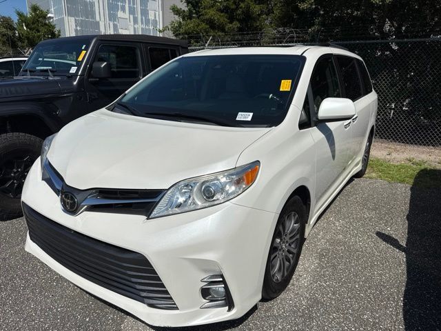 White 2018 Toyota Sienna Minivan Front-Wheel Drive 8-Speed Automatic