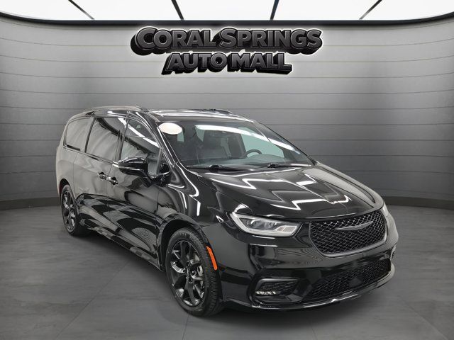 2025 Chrysler Pacifica Limited's photo