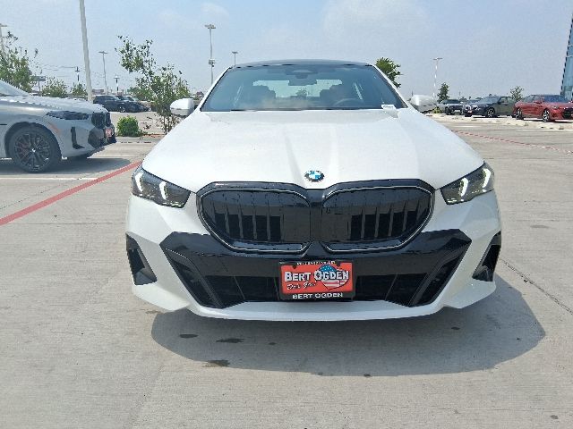 New 2026 White BMW 530i image 2