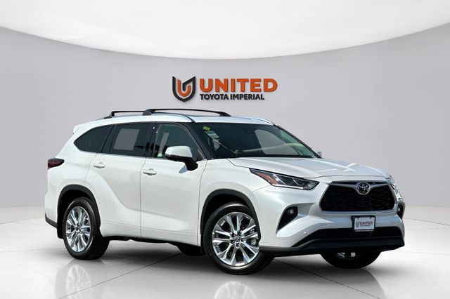 White (Wind Chill Pearl) 2026 Toyota Highlander SUV / Crossover All-Wheel Drive 8-Speed Automatic