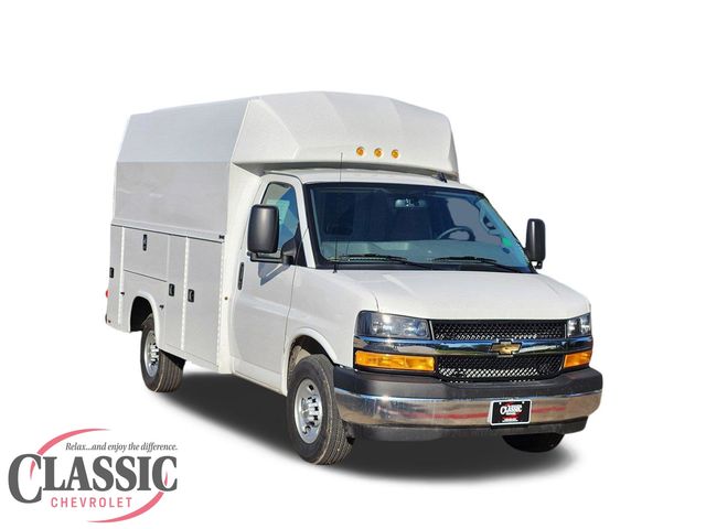 Summit White 2025 Chevrolet Express Chassis 3500 Cutaway 139 Van Rear-Wheel Drive 8-Speed Automatic