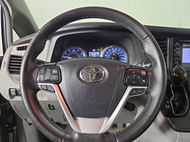 2019 Toyota Sienna XLE photo