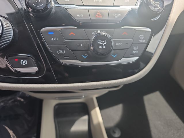Used 2022 Bright White Clearcoat Chrysler Touring L image 25